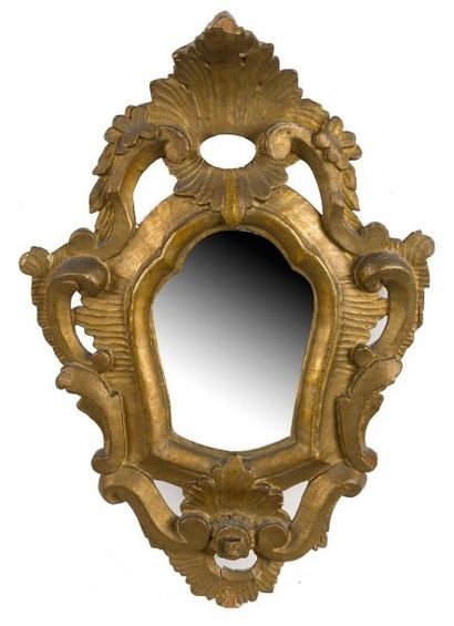 null Paire de miroirs en bois mouluré, sculpté et doré à décors de rocailles et feuillages....