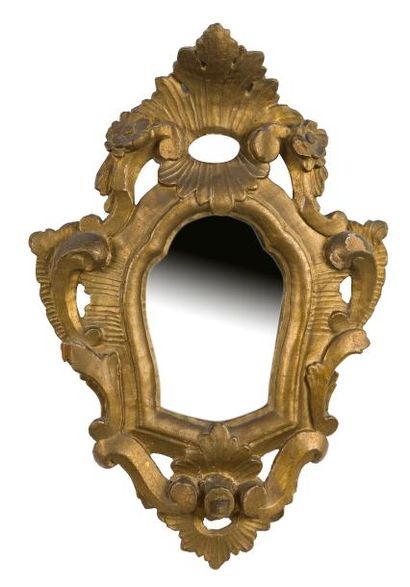 null Paire de miroirs en bois mouluré, sculpté et doré à décors de rocailles et feuillages....