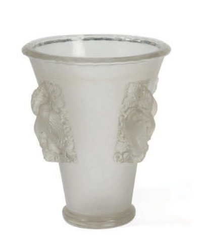 null LALIQUE
Saint Emilion – 1942
Vase en verre blanc moulé pressé à anses pleines...