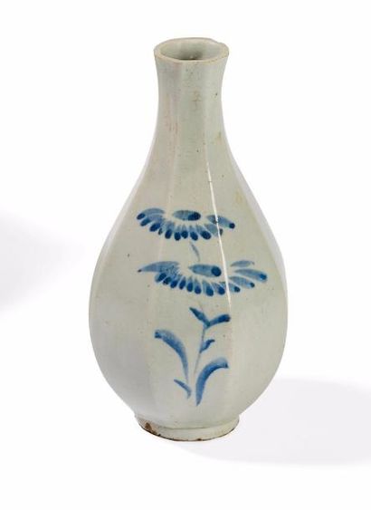 null Corée ou Japon. XIXème siècle

Vase bouteille octogonal à décor de fleurs bleue...