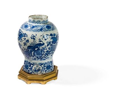 null DELFT – XVIIIème siècle
Vase octogonal en porcelaine émaillé à décor blanc bleu...