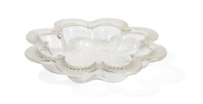 null LALIQUE
Plat polylobé en verre pressé moulé. Non signé
D. 28,5 cm