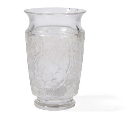 null LALIQUE
Deauville – 1941
Vase en verre blanc soufflé, moulé et patiné. Signature...