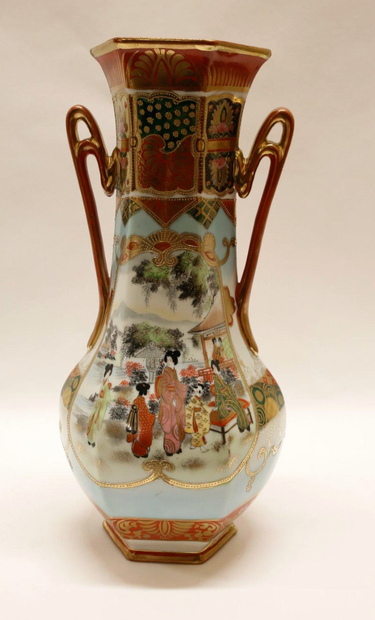 null Vase à anses de forme hexagonale et long col en porcelaine émaillée polychrome...