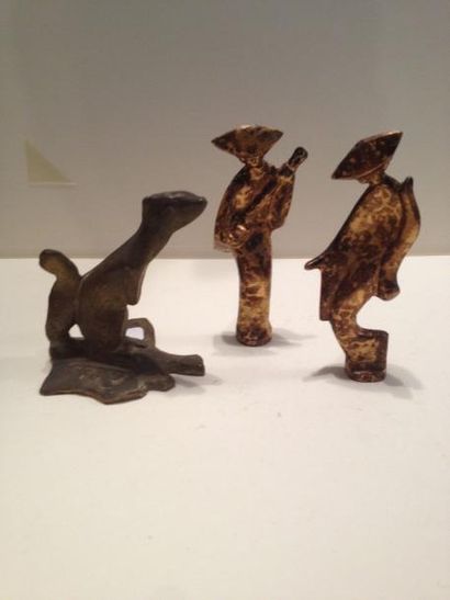 null Lot de trois sculptures représentant un écureuil et un couple japonais en métal...