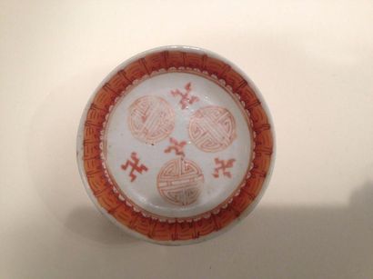 null Coupe porcelaine et émil corail décor calligraphies du bonheur. Chine fin 19...