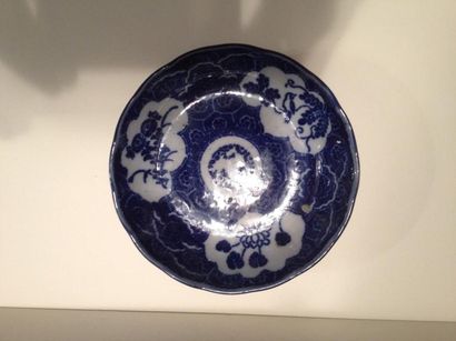 null Petite coupe décor pochoir blanc bleu, Japon Xxème siècle. D. 14,5 cm
