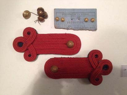 null Epaulette de la Garde Républicaine 

d'officiers. On joint 4 prototypes de bouton...