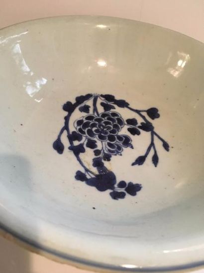 null Coupe en porcelaine bleue sur fond blanc de Hué (éclats)

Chine, Fin XIXème...