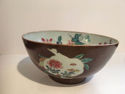 null Coupe en porcelaine polychrome à décors floral polychrome

CHINE. XVIIIème siècle
D....
