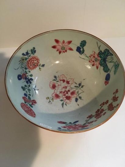 null Coupe en porcelaine polychrome à décors floral polychrome

CHINE. XVIIIème siècle
D....