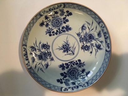 null Paire d'assiettes en porcelaine bleue sur fond blanc

A décors de fleurs et...