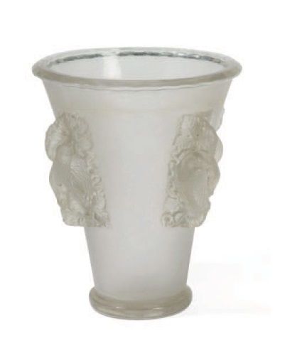null LALIQUE

Saint Emilion – 1942

Vase en verre blanc moulé pressé à anses pleines...