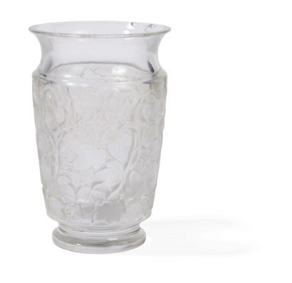 null LALIQUE

Deauville – 1941

Vase en verre blanc soufflé, moulé et patiné. Signature...