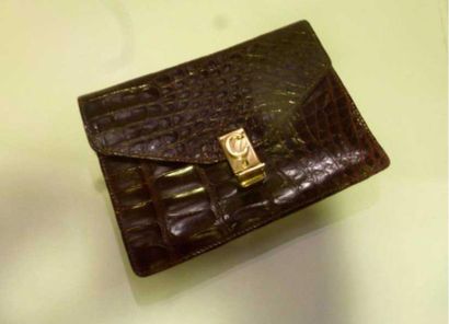 null CELINE Paris made in France
Pochette en crocodile bordeaux, l’attache ciglé...