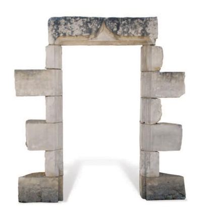 null PORTE À DOUBLE GORGE Le linteau en arbalète.
Matériaux: Calcaire. XIXème siècle.
L....