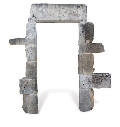 null PORTE
Décorée de pans coupés. Matériaux: Calcaire. XVIIème siècle - L. 84 cm...