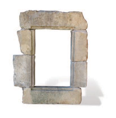 null FENÊTRE
À décors de feuillure. Matériaux: Calcaire. XIXème siècle. L. 47 cm...