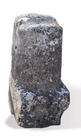 null DEUX BORNES
Matériaux: Calcaire. XIXème siècle.
H. 85 cm - H. hors sol 55 cm
D....