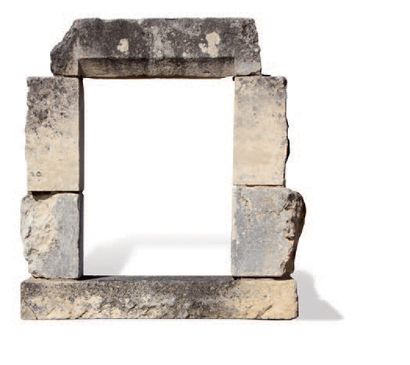 null FENÊTRE
À décors de pans coupés. Matériaux: Calcaire.
XVIIIème siècle. L. 64...