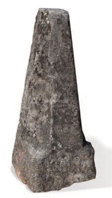 null DEUX BORNES À PANS COUPÉS Matériaux: Calcaire. XIXème siècle.
H. 120 cm environ
TWO...