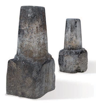 null DEUX BORNES
Matériaux: Calcaire. XIXème siècle.
H. 110 cm - H. hors sol 63 cm
D....