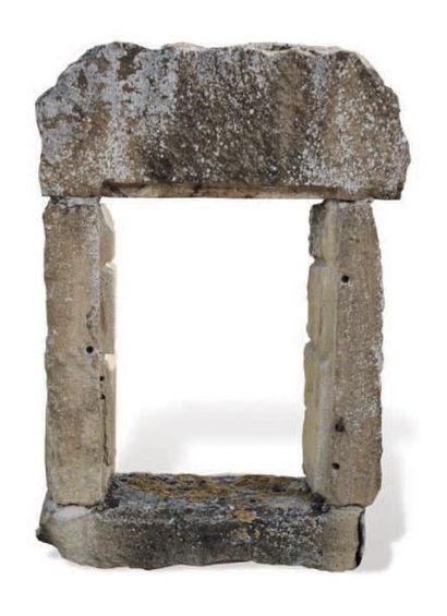 null FENÊTRE À DÉCORS
DE FEUILLURE
Matériaux: Calcaire. XVIIIème siècle.
L. 46 cm...