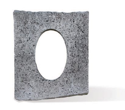 null OEIL DE BOEUF OVALE
MONOLITHE
Matériaux: Calcaire. XIXème siècle.
L. 69 cm -...