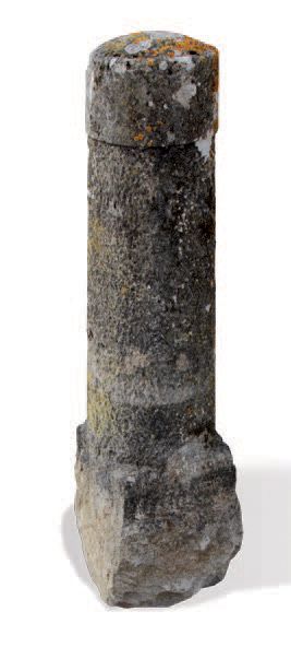 null BORNE Matériaux: Calcaire. XIXème siècle.
H. 130 cm - D. en haut 27 cm
BOUNDARY...