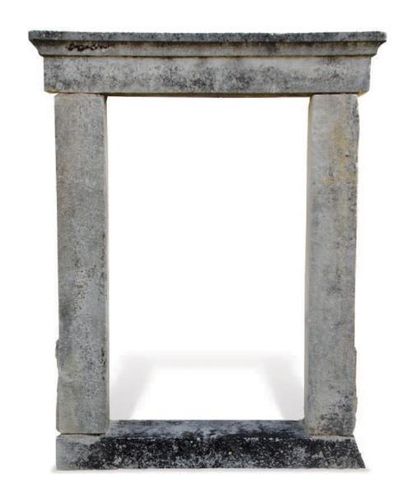null FENÊTRE
Surmontée d'une corniche. Matériaux: Calcaire.
XVIIème siècle. L. 79...