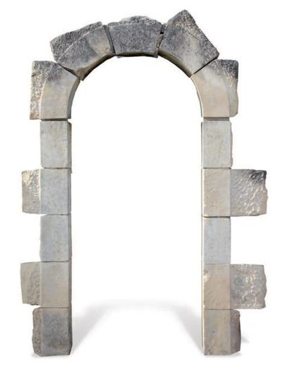null PORTE EN PLEIN CINTRE
Matériaux: Calcaire. XIXème siècle.
L. 98 cm - H. 225...