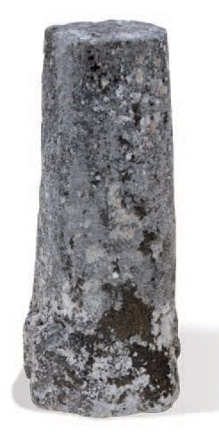 null BORNE Matériaux: Calcaire. XIXème siècle.
H. 110 cm - D. en haut 32 cm
BOUNDARY...