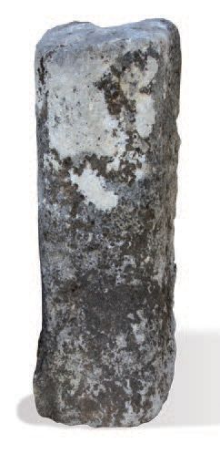 null BORNE Matériaux: Calcaire. XIXème siècle.
H. 110 cm - D. en haut 32 cm
BOUNDARY...