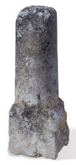 null BORNE Matériaux: Calcaire. XIXème siècle.
H. 110 cm - D. en haut 27 cm
BOUNDARY...