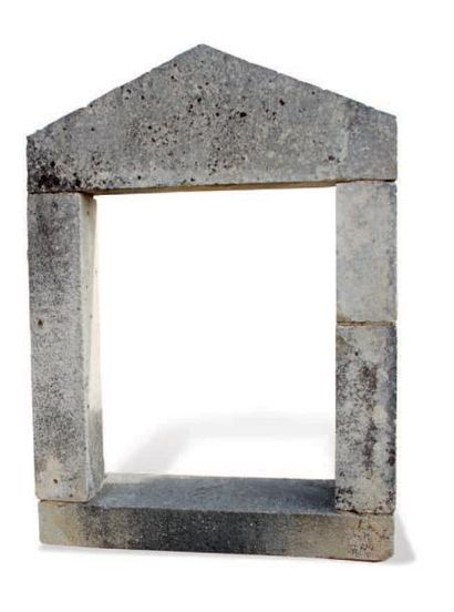 null LUCARNE À LINTEAU PYRAMIDAL Matériaux: Calcaire. XIXème siècle.
L. 70 cm - H....