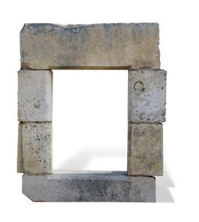 null FENÊTRE À décors de pans coupés.
Matériaux: Calcaire. XIXème siècle.
L. 41 cm...