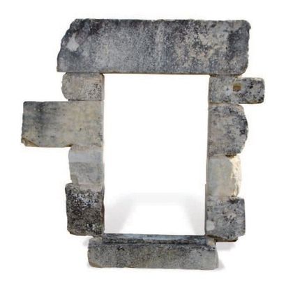 null FENÊTRE MASSIVE
Matériaux: Calcaire. XVIIIème siècle.
L. 64 cm - H. 101 cm
MASSIVE...