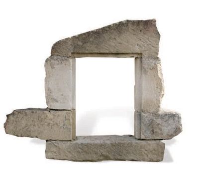 null FENÊTRE
À décor de feuillure. Matériaux: Calcaire. XVIIIème siècle. L. 42 cm...