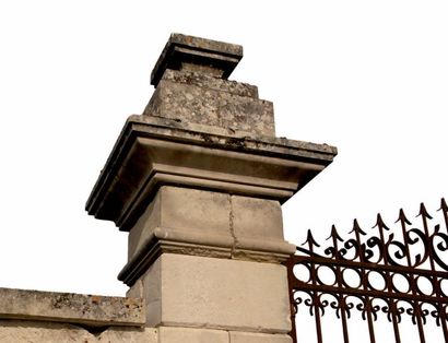 null PORTAIL ET PIÉTONNE
En pierre moulurée et sculptée à décor de deux pilastres...