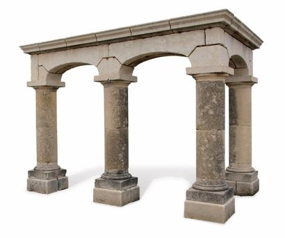 null ARCADES EN ANGLE
Soutenues par quatre colonnes, surmontées d'une corniche moulurée.
Matériaux:...
