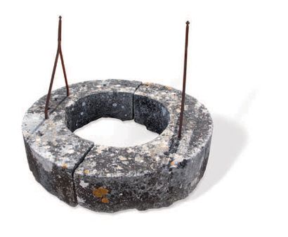 null MARGELLE DE PUITS RONDE
Matériaux: Calcaire. XIXème siècle. L. ext. 136 cm -...