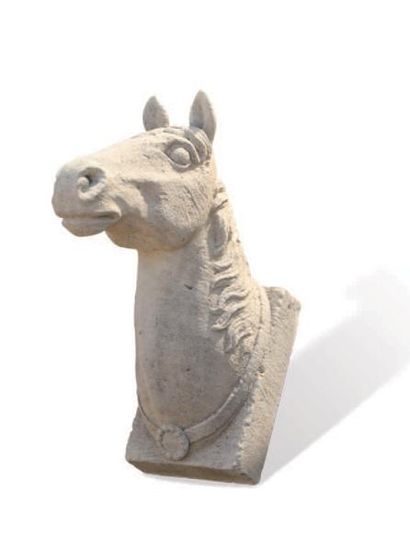 null BUSTE DE CHEVAL
En pierre calcaire.
Base L. 31 cm H. 44 cm
LIMESTONE HORSE TORSO
Size:...