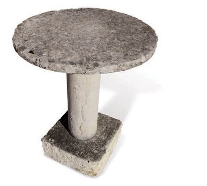 null TABLE RONDE
Reposant sur un pied rond mouluré.
Matériaux: Calcaire. XIXème siècle....