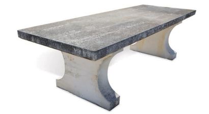 null TABLE MONUMENTALE Matériaux: Calcaire. XIXème siècle. Long. 300 cm - L. 100...
