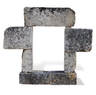 null FENÊTRE DE PIGNON
Matériaux: Calcaire. XVIIIème siècle.
L. 50 cm - H. 73 cm
GABLE...