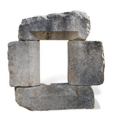 null FENÊTRE GOTHIQUE
À décors de pans coupés. Matériaux: Calcaire. XVème siècle....