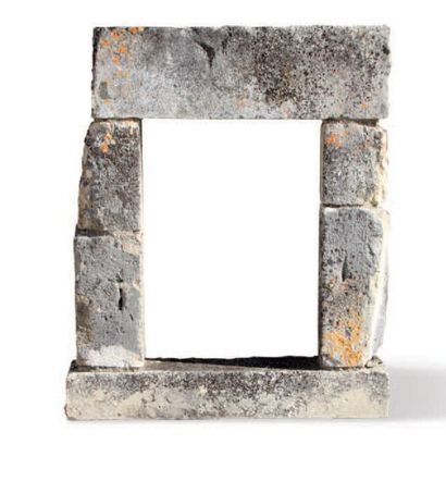 null FENÊTRE DE PIGNON
Matériaux: Calcaire. XVIIIème siècle.
L. 60 cm - H. 84 cm
GABLE...