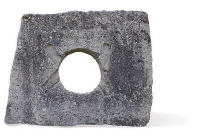 null OEIL DE BOEUF CIRCULAIRE
En pierre monolithe.
Matériaux: Calcaire. XIXème siècle.
L....
