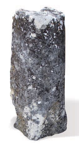 null DEUX BORNES D'ANGLES Matériaux: Calcaire. XIXème siècle.
H. 92 cm - D. en haut...