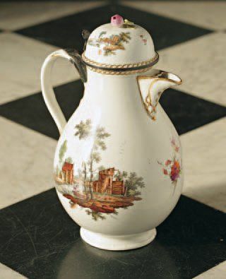 LA HAYE CAFETIÈRE SUR PIÉDOUCHE en porcelaine polychrome sur fond blanc à décor de...